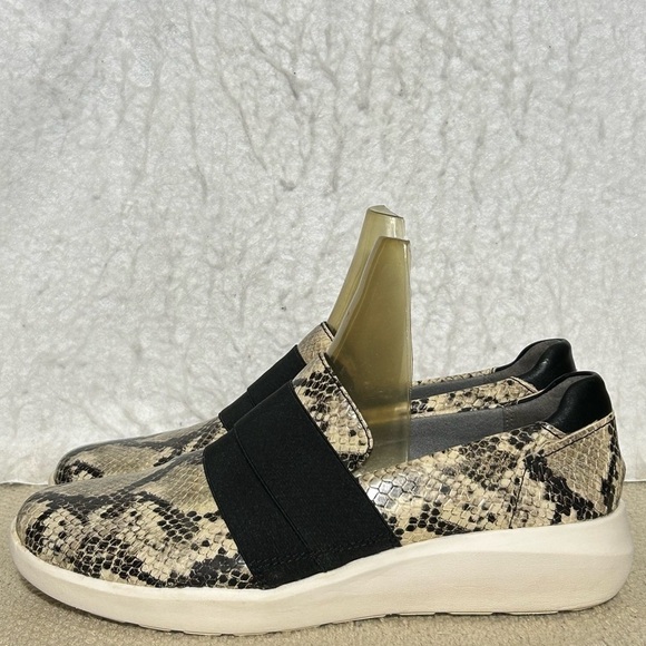 Clarks Womens Kayleigh Snakeprint SlipOn Casual Lightweight Shoes SZ US 7.5 M - Picture 2 of 11